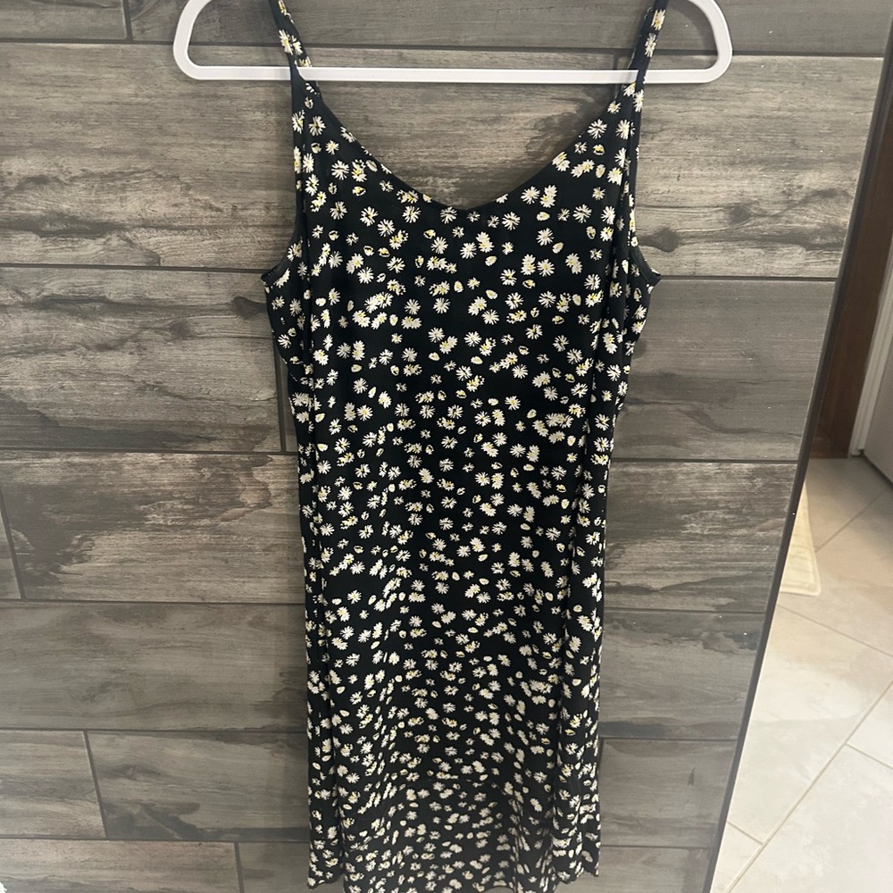 CAbi Daisy Dress 
#5816
Size - small 
Non smoking home 
EUC - Picture 4 of 4